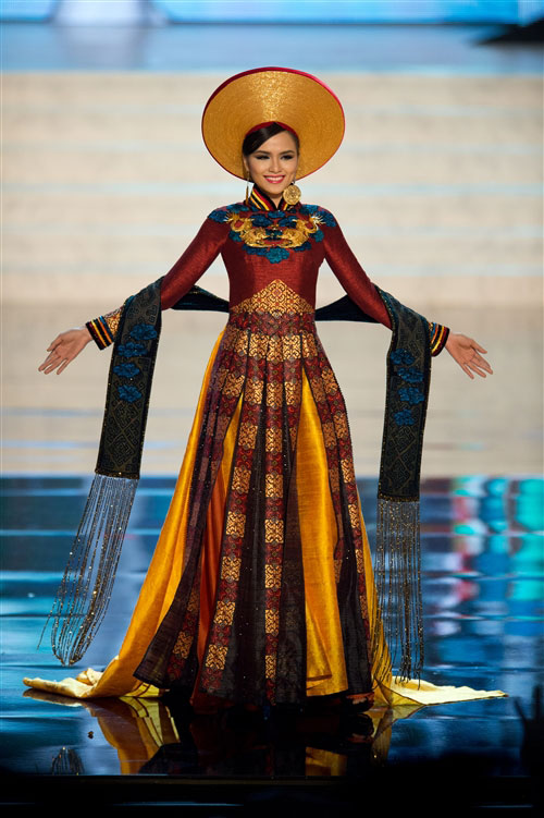 Bộ trang phục truyền thống mà Hoa Hậu Diễm Hương mặc trong cuộc thi Hoa hậu Hoàn vũ 2012.